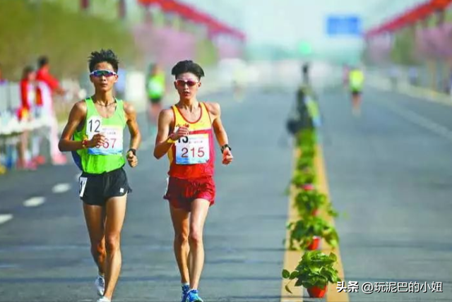 时隔10年！田径世锦赛喜讯：中国队第4枚奖牌来了 逆转：身披国旗