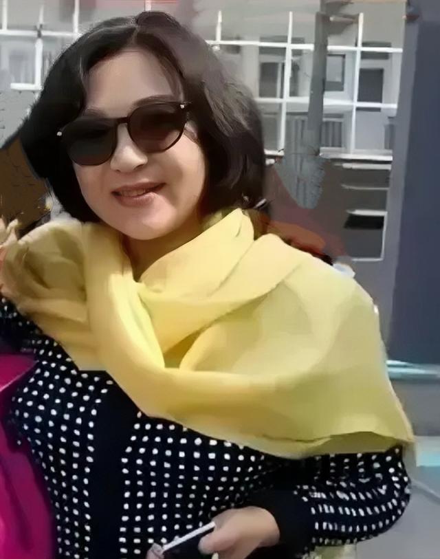 李连杰前妻黄秋燕，用双手纹出幸福人生