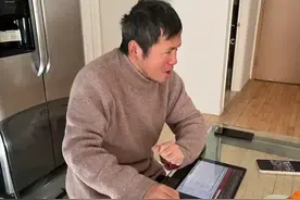 孙卫东55岁在公寓玩Ipad，不亦乐乎！16岁时的笔迹曝光其未来性格图片
