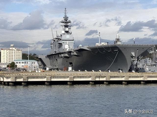 日本准航母吓破胆掉头！辽宁舰发威，055大驱“贴身”紧盯美航母