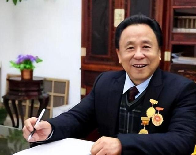包养多名情妇，生下11个私生子，70多岁潜逃时仍要生娃！他是谁？