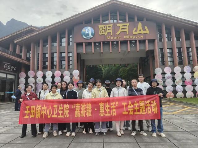 明月山进入秋冬旅游旺季，3000人旅行团畅游山水美景！