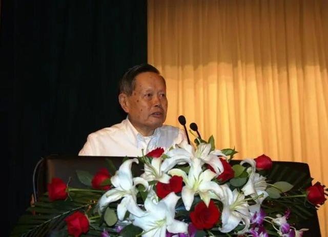 翁帆也没想到，丈夫杨振宁去世后，竟因生前一个举动再次口碑升华