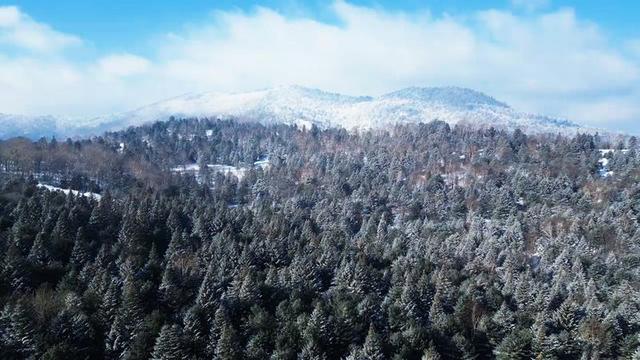 雪落江源！长白山下的水墨烟火夜