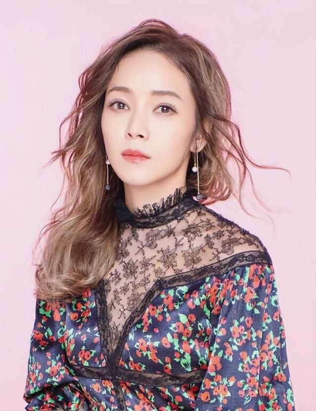 谢娜成为中秋晚会主持人不到24小时，恶心一幕出现，侯佩岑也遭殃