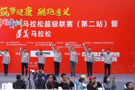 筑梦健康 酷跑遵义 ——2025遵义马拉松鸣枪起跑图片