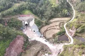 直击现场！瑞梅铁路（江西段）首座两公里以上长隧道提前贯通图片