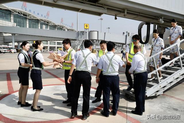 西安航班惊现闹剧！乘客强闯服务间逼乘务长摆餐，究竟是何心态？