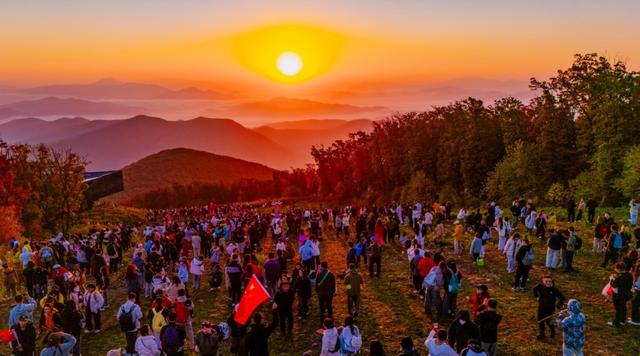 吉林松花湖：2.6公里缆车观枫，山湖间藏着最暖的秋