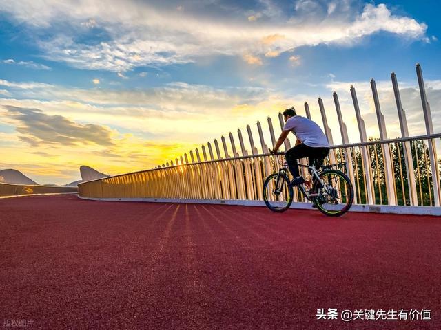 骑行运动爆火？这届年轻人为何疯狂爱上"两轮生活"