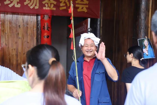 沉浸式角色扮演！新干这里的老人们玩嗨了~