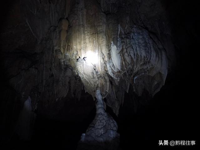 探险贵州深山原始溶洞，遇见一个躲匪洞、一座红军坟