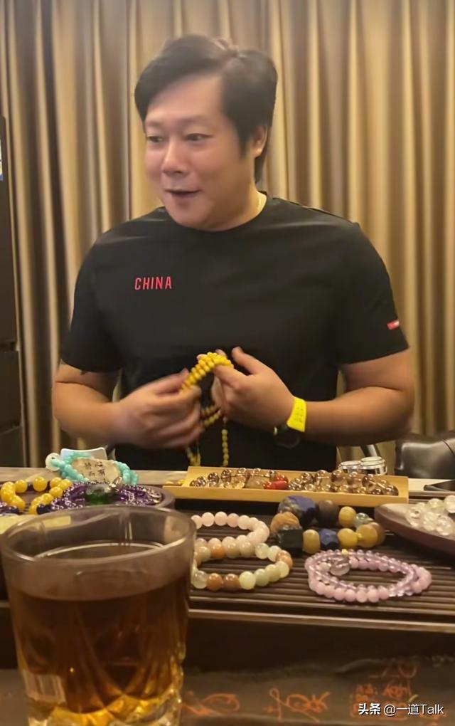 北京肖哥去世，才45岁！家里放14吨原石给娇妻玩，手握十几套房本