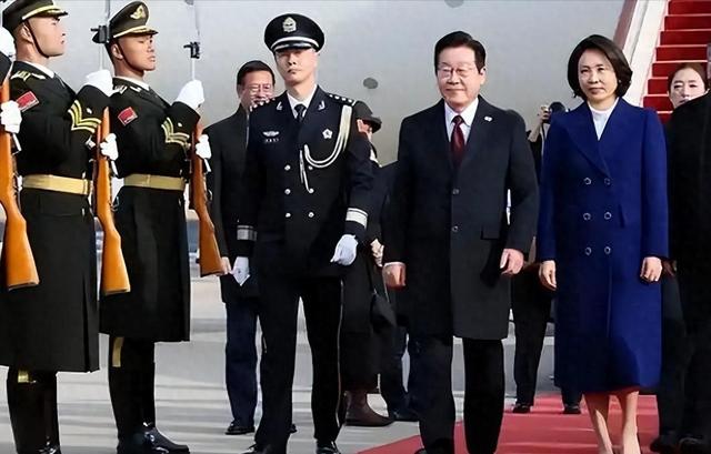 吃完了酒席	，李在明启程离京，分别前终于对华改口，一个时代告终