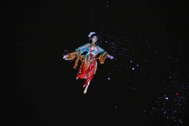速来打卡！呼和浩特赛罕区夜空惊现“飞天嫦娥”，演出持续至6号……