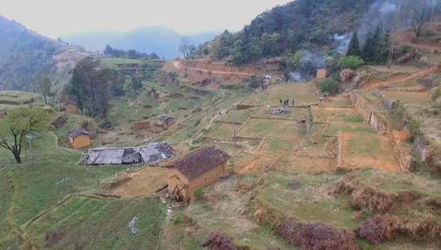 内地游客问：在香港为啥不让蹲？