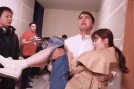 难怪导演不敢拍下半身！镜头下拉后，是不能偷看的“尴尬景象”图片