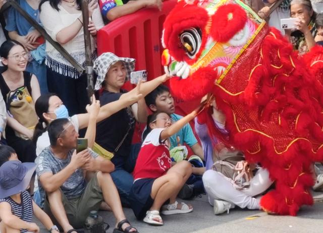 国庆中秋长假首日：祖庙狮舞粤韵引客潮，公园清幽享闲情｜双节同庆趣游佛山