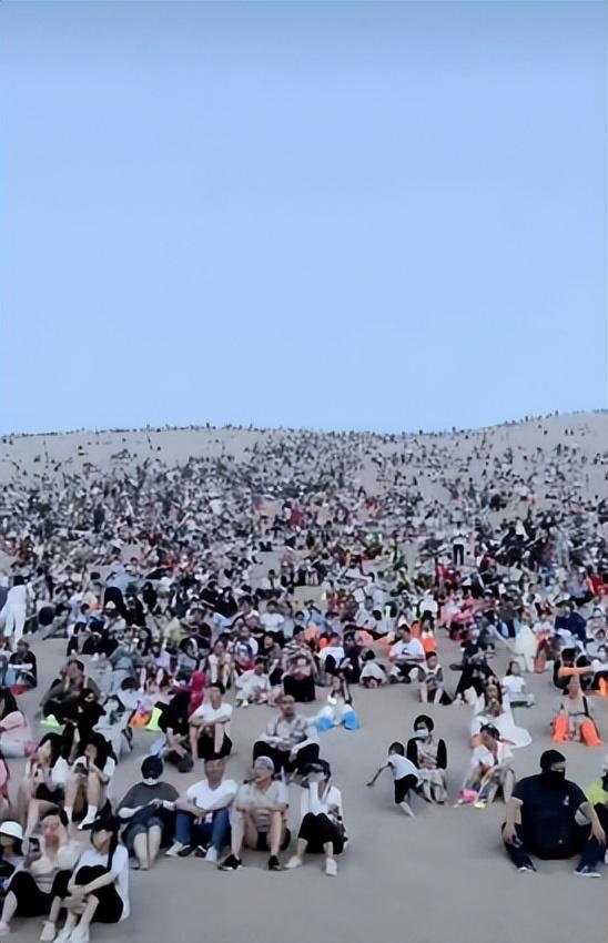 国庆敦煌鸣沙山，一眼望去人比沙子多！网友：西出阳关全是人