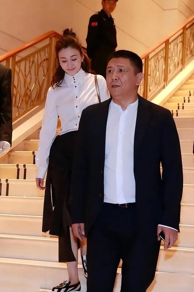 李小冉罕见与老公合影，穿衬衫+半身裙像个学生，大6岁的他像爸爸