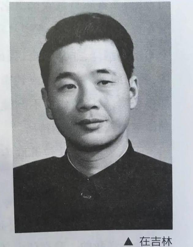 李鹏总理年轻时有多帅？1959年在吉林留影，31岁玉树临风气质不凡