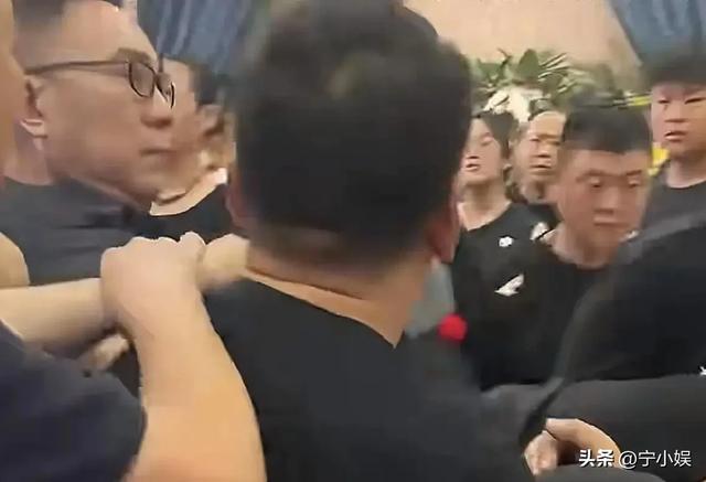 不知廉耻!杨少华头七刚过,被曝发妻小三同住的杨议竟更理直气壮