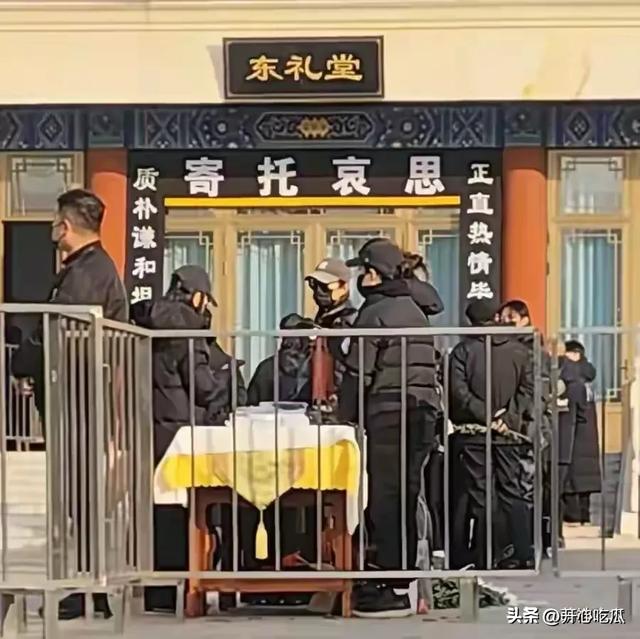 唐嫣和罗晋同框聊天，两人穿一样的黑大衣，带老家亲戚去饭店吃饭