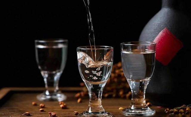 五粮液暴跌，泸州老窖暴跌，洋河暴跌，中国白酒遭遇业绩滑铁卢