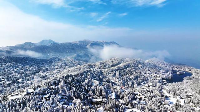 庐山“白里透红”：夕阳映红牯岭雾凇