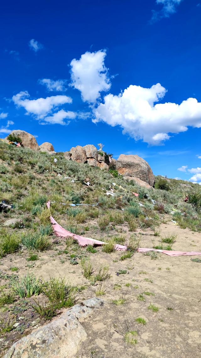 两登拉萨色拉寺后山，上升600米，山顶海拔4200米，经幡飘扬