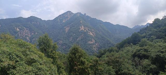 湖光山色，碧波微澜下的翠华山山崩奇观