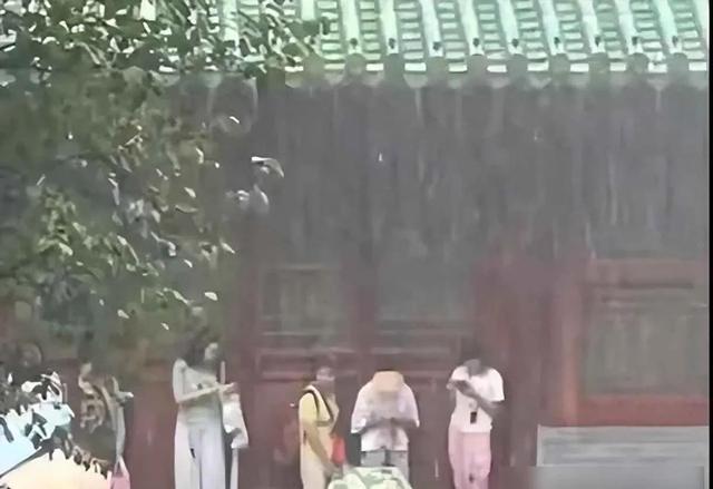 天塌了！释永信被抓不足半月，暴雨拒人，千古名寺再次让人失望！