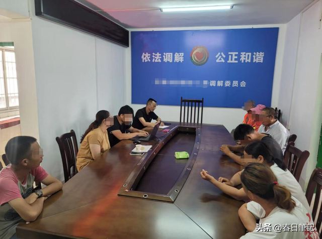 辱骂法官事件新后续！现场监控曝光，更多细节被扒，网友直呼活该