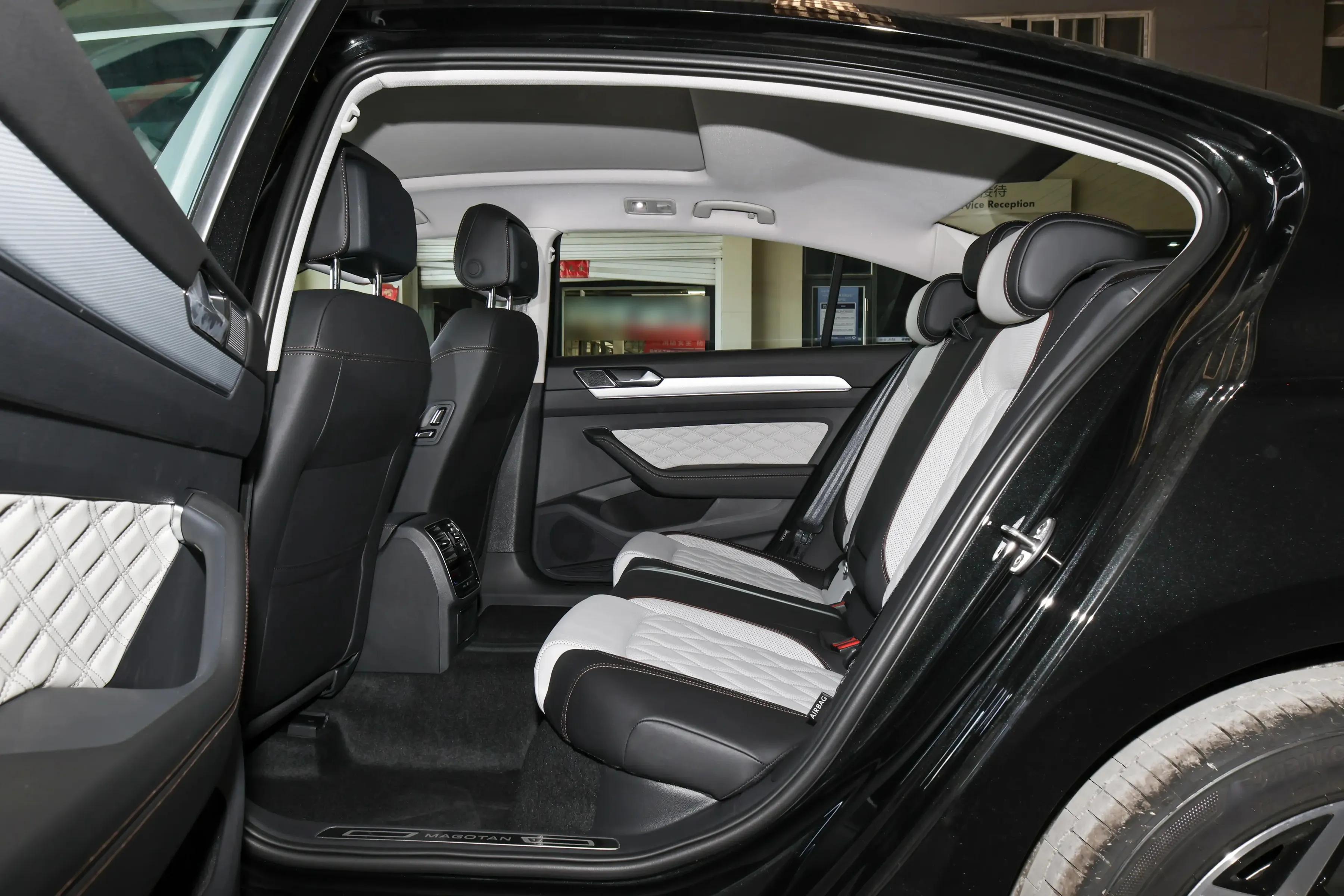 新君越2.0t油耗大吗_2026款别克君越与迈腾对比 15.99万一口价别克君越 18英寸轮辋君越内饰设计