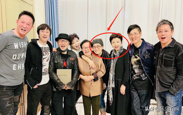 62岁毛阿敏和63岁董文华罕见同框！一个豪门守寡，一个风韵犹存
