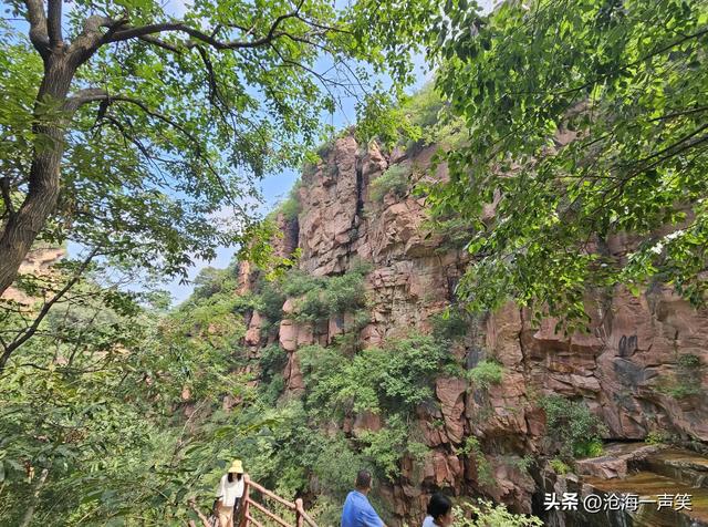 伏羲山大峡谷的魅力，蓝天白云，绿树成荫，溪水长流，降暑纳凉