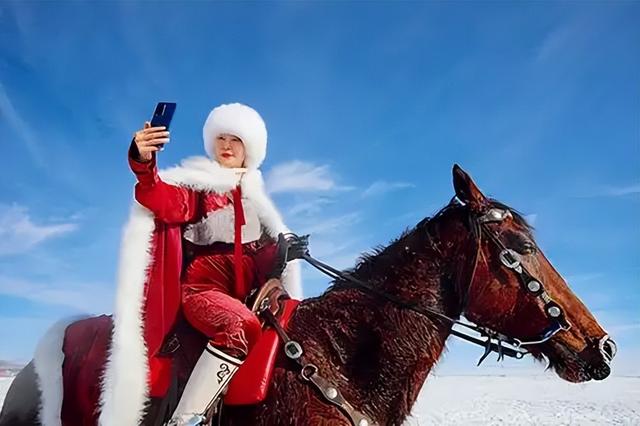 不止马背上的县长，贺娇龙用400场直播改变乡村命运