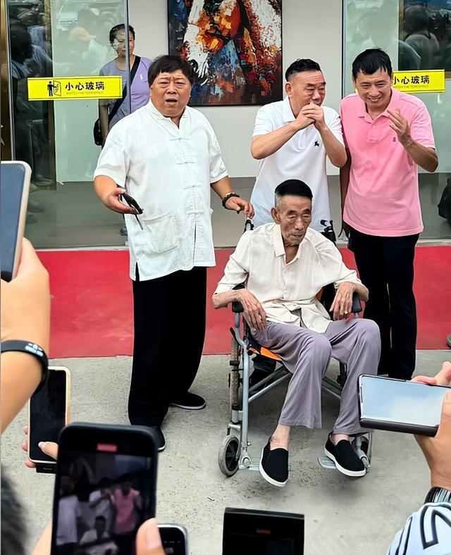 爹亲娘亲不如钱亲！杨少华去世仅1天，让人恶心的事就发生了！