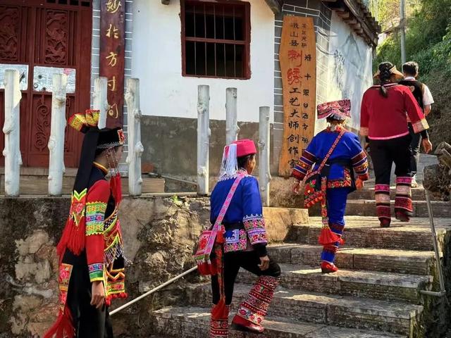 新春“趣”游玉溪丨峨山摆依寨：以山为枕，以绣为伴