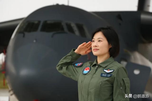 阅兵上运20女机长找到了！又美又飒，丈夫更强，履历让人心服口服