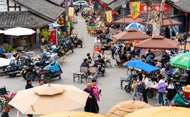 从18万到280万！成都这座小镇凭啥逆袭成“顶流”？