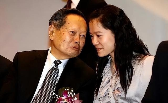 杨振宁去世后，翁帆再发文，49岁无子女的她，早已被安排好了后路