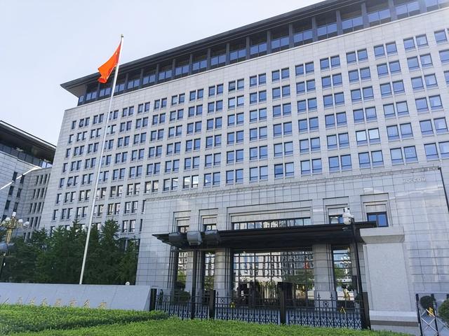 特朗普恼羞成怒，对中加征100%关税，又挑起了一场必败的关税战