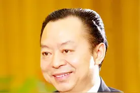 1985年，村民凑70元给小伙当路费，34年后回乡报恩，发近千万红包图片