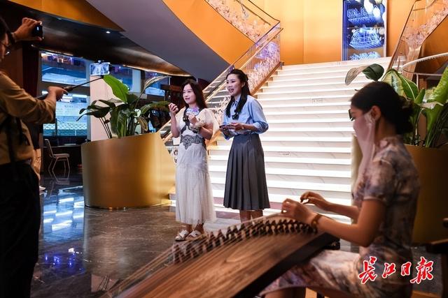 长江夜游玩出“River walk（江上漫步）”新高度，青年情侣“江上告白”安家武汉