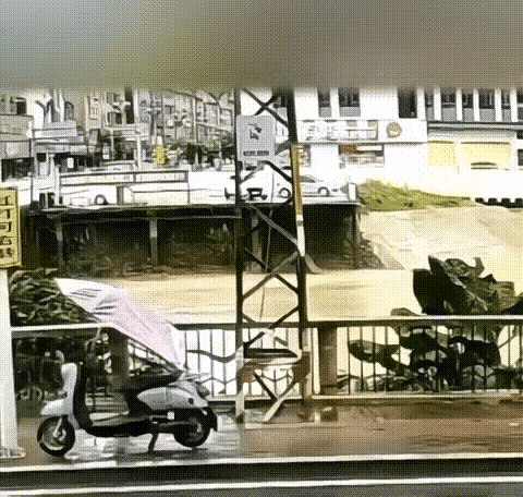 命悬一线！男子开奔驰坠落嘉陵江 水深10米，营救者一个动作救了他