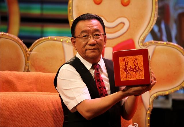 79岁侯耀华晚年凄凉！独居北京无保姆照料，家里脏乱差环境寒酸