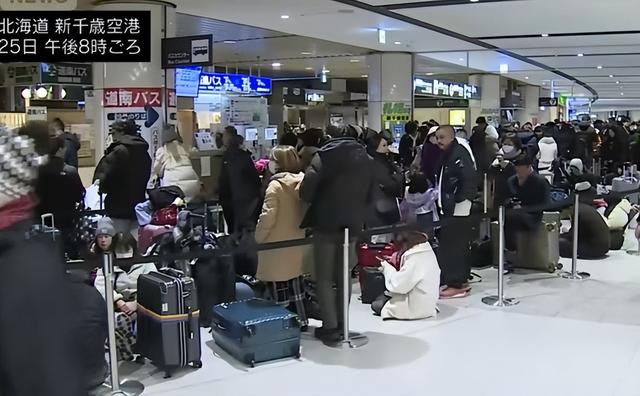 日本新千岁机场取消56架次航班，7000余名旅客滞留，网友：“简直是灾难”