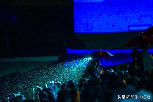 火力全开！印象大红袍上演一夜四场，雨打不散的热爱！