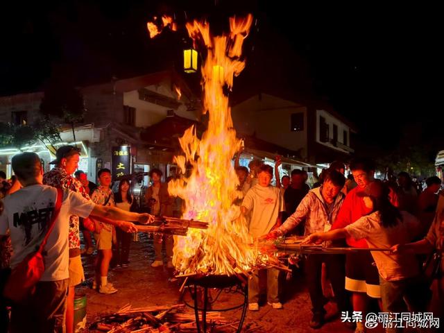 2025 束河火把节拉开帷幕 三天盛宴解锁古城烟火气